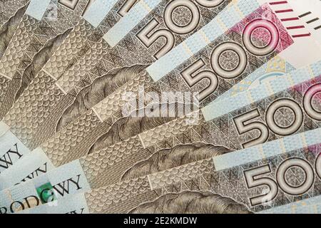 Bouquet de cinq cents billets de banque polonais Zloty en gros plan. Thème affaires et économie. République de Pologne monnaie. Facture de valeur supérieure. Banque D'Images