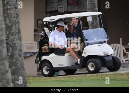 LE président AMÉRICAIN Barack Obama, à droite, et Mike Ramos, à gauche se préparer au virage après le 10e tee au Mid Pacific Country Club, à Kailua, HI, États-Unis, le 31 décembre 2009. Photo de Cory Lum/ABACAPRESS.COM Banque D'Images