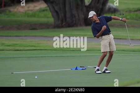 LE président AMÉRICAIN Barack Obama réagit à son putt sur le 9e trou au Mid Pacific Country Club, à Kailua, HI, USA, le 31 décembre 2009. Photo de Cory Lum/ABACAPRESS.COM Banque D'Images