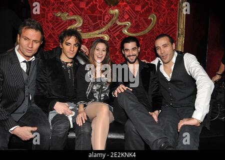 Les acteurs (L-R) Laurent Solal (père de Mozart Léopold), Mikelangelo Loconte (Wolfgang Amadeus Mozart), Maeva Meline (sœur de Mozart Nannerl), Florent Mothe (Antonio Salieri) et Merwan Rim (le Clown) se présentent lors d'une fête pour marquer la dernière représentation de Mozart l'Opéra Rock au Milliartaire de Paris, le 2010 janvier 4. Photo de Thierry Orban/ABACAPRESS.COM Banque D'Images