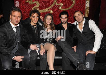 Les acteurs (L-R) Laurent Solal (père de Mozart Léopold), Mikelangelo Loconte (Wolfgang Amadeus Mozart), Maeva Meline (sœur de Mozart Nannerl), Florent Mothe (Antonio Salieri) et Merwan Rim (le Clown) se présentent lors d'une fête pour marquer la dernière représentation de Mozart l'Opéra Rock au Milliartaire de Paris, le 2010 janvier 4. Photo de Thierry Orban/ABACAPRESS.COM Banque D'Images