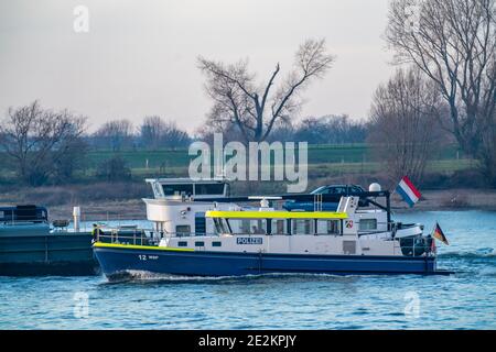 Bateau de la police des eaux, WSP 12, de Duisburg, patrouille, navire de cargaison sur le Rhin, Duisburg, NRW, Allemagne, Banque D'Images