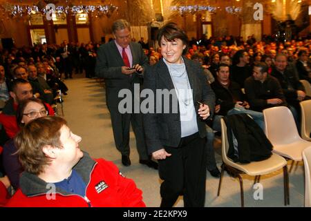 La mairesse de Lille et première secrétaire du Parti socialiste français, Martine Aubry, si, suivie de Pierre de Saintignon, premier assistant à la mairie de Lille et candidate socialiste pour les élections régionales, lorsqu'elle arrive pour offrir ses vœux du nouvel an à l'employeur Banque D'Images