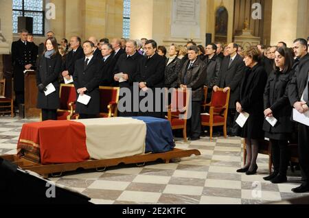 Le président français Nicolas Sarkozy (2ndL), son épouse Carla Bruni-Sarkozy, des membres du gouvernement et des hauts fonctionnaires politiques assistent aux funérailles et les parents de Philippe Seguin assistent aux funérailles de l'ancien ministre et orateur du Parlement Philippe Seguin à l'église Saint-Louis des Invalides à Paris, France, le 11 janvier 2010. Photo de Witt-Meigneux/Pool/ABACAPRESS.COM Banque D'Images