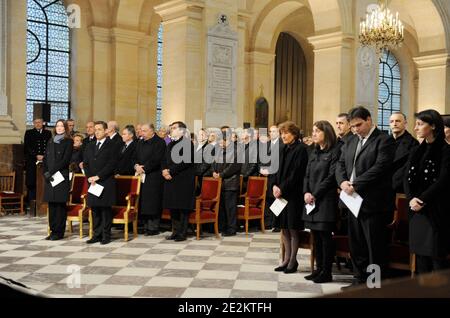 Le président français Nicolas Sarkozy (2ndL), son épouse Carla Bruni-Sarkozy, des membres du gouvernement et des hauts fonctionnaires politiques assistent aux funérailles et les parents de Philippe Seguin assistent aux funérailles de l'ancien ministre et orateur du Parlement Philippe Seguin à l'église Saint-Louis des Invalides à Paris, France, le 11 janvier 2010. Photo de Witt-Meigneux/Pool/ABACAPRESS.COM Banque D'Images