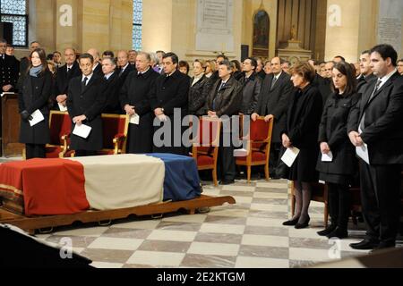 Le président français Nicolas Sarkozy (2ndL), son épouse Carla Bruni-Sarkozy, des membres du gouvernement et des hauts fonctionnaires politiques assistent aux funérailles et les parents de Philippe Seguin assistent aux funérailles de l'ancien ministre et orateur du Parlement Philippe Seguin à l'église Saint-Louis des Invalides à Paris, France, le 11 janvier 2010. Photo de Witt-Meigneux/Pool/ABACAPRESS.COM Banque D'Images