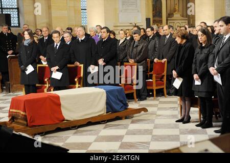 Le président français Nicolas Sarkozy (2ndL), son épouse Carla Bruni-Sarkozy, des membres du gouvernement et des hauts fonctionnaires politiques assistent aux funérailles et les parents de Philippe Seguin assistent aux funérailles de l'ancien ministre et orateur du Parlement Philippe Seguin à l'église Saint-Louis des Invalides à Paris, France, le 11 janvier 2010. Photo de Witt-Meigneux/Pool/ABACAPRESS.COM Banque D'Images