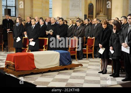 Le président français Nicolas Sarkozy (2ndL), son épouse Carla Bruni-Sarkozy, des membres du gouvernement et des hauts fonctionnaires politiques assistent aux funérailles et les parents de Philippe Seguin assistent aux funérailles de l'ancien ministre et orateur du Parlement Philippe Seguin à l'église Saint-Louis des Invalides à Paris, France, le 11 janvier 2010. Photo de Witt-Meigneux/Pool/ABACAPRESS.COM Banque D'Images