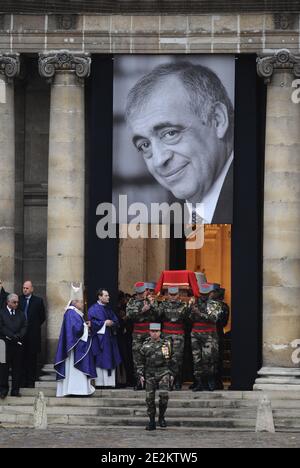 Les officiers militaires portent le cercueil de l'ancien ministre et orateur du Parlement Philippe Seguin lors des funérailles à l'église Saint-Louis des Invalides à Paris, France, le 11 janvier 2010. Photo de Thierry Orban/ABACAPRESS.COM Banque D'Images