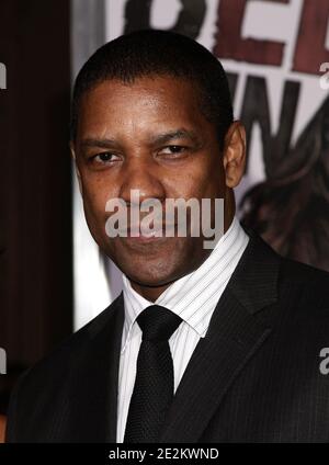 Denzel Washington arrive à la première du Livre d'Eli à Los Angeles au théâtre chinois de Grauman à Los Angeles, CA, USA, le 11 janvier 2010. (Photo : Denzel Washington). Photo d'Adam Orchon/ABACAPRESS.COM Banque D'Images