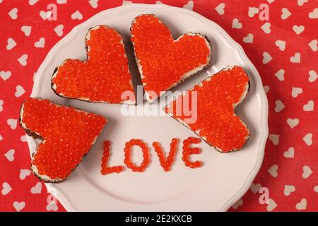 Canape avec caviar rouge et fromage à la crème en forme de coeur pour la Saint-Valentin. Vue de dessus Banque D'Images