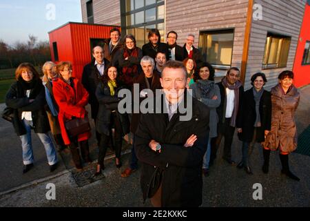 Jean-François Caron (C), maire de Loos-en-Gohelle et tete de liste régionale entourage de ses co-listiers lors de la présentation de la liste Europe Ecologie pour les élections régionales de mars 2010 dans le Nord pas-de-Calais a Loos-en-Gohelle, nord de la Banque D'Images