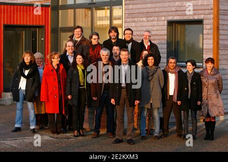 Jean-François Caron (C), maire de Loos-en-Gohelle et tete de liste régionale entourage de ses co-listiers lors de la présentation de la liste Europe Ecologie pour les élections régionales de mars 2010 dans le Nord pas-de-Calais a Loos-en-Gohelle, nord de la Banque D'Images