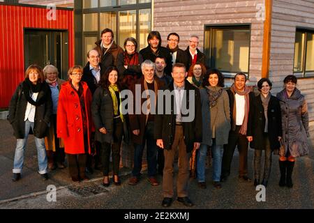 Jean-François Caron (C), maire de Loos-en-Gohelle et tete de liste régionale entourage de ses co-listiers lors de la présentation de la liste Europe Ecologie pour les élections régionales de mars 2010 dans le Nord pas-de-Calais a Loos-en-Gohelle, nord de la Banque D'Images