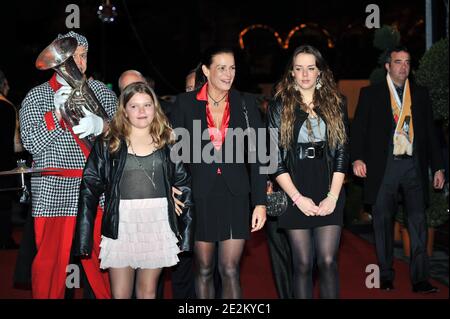 La princesse Stéphanie de Monaco et ses filles Camille Gottlieb et Pauline Ducruet se posent alors qu'ils arrivent pour assister au 2e jour du 34e Festival International du Cirque à Monte Carlo, Monaco, le 15 janvier 2010. Document photo du Palais de Monaco/ABACAPRESS.COM Banque D'Images