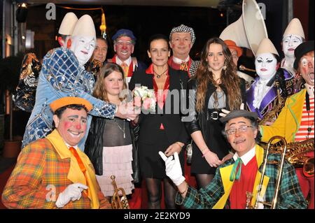 La princesse Stéphanie de Monaco et ses filles Camille Gottlieb et Pauline Ducruet se posent alors qu'ils arrivent pour assister au 2e jour du 34e Festival International du Cirque à Monte Carlo, Monaco, le 15 janvier 2010. Document photo du Palais de Monaco/ABACAPRESS.COM Banque D'Images