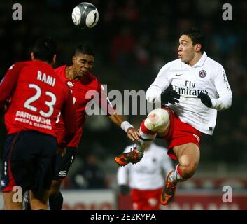 Franck Beria de Lille se bat pour le ballon avec Mevlut Erding de Paris lors du match de football de la première Ligue française, Lille OSC vs Paris Saint-Germain au stade Lille Metropole de Lille, France, le 16 janvier 2010. Lille a gagné 3-1. Photo de Mikael Libert/ABACAPRESS.COM Banque D'Images