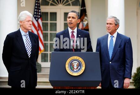 Le président Barack Obama, flanqué des anciens présidents George W. Bush et Bill Clinton, discute des efforts de rétablissement et de reconstruction en Haïti dans le Rose Garden le 16 janvier 2010 à la Maison Blanche à Washington, DC, Etats-Unis. Photo de Olivier Douliery /ABACAPRESS.COM (en photo : Barack Obama, George W. Bush, Bill Clinton ) Banque D'Images