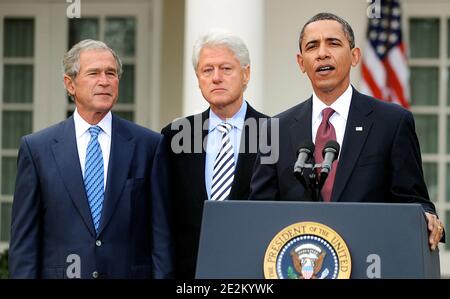 Le président Barack Obama, flanqué des anciens présidents George W. Bush et Bill Clinton, discute des efforts de rétablissement et de reconstruction en Haïti dans le Rose Garden le 16 janvier 2010 à la Maison Blanche à Washington, DC, Etats-Unis. Photo de Olivier Douliery /ABACAPRESS.COM (en photo : Barack Obama, George W. Bush, Bill Clinton ) Banque D'Images