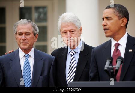 Le président Barack Obama, flanqué des anciens présidents George W. Bush et Bill Clinton, discute des efforts de rétablissement et de reconstruction en Haïti dans le Rose Garden le 16 janvier 2010 à la Maison Blanche à Washington, DC, Etats-Unis. Photo de Olivier Douliery /ABACAPRESS.COM (en photo : Barack Obama, George W. Bush, Bill Clinton ) Banque D'Images