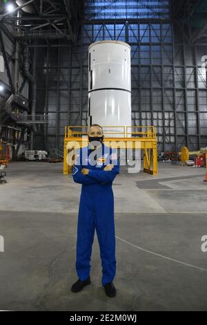 Kennedy Space Center, États-Unis. 14 janvier 2021. L'astronaute de la NASA Randy Bresnik se trouve devant un segment de rappel de fusée solide à l'intérieur du bâtiment d'assemblage de véhicules au Centre spatial Kennedy, en Floride, le jeudi 14 janvier 2021. Ce segment est l'un des dix qui propulseront la fusée SLS de la NASA dans le cadre de la première mission du programme Artemis de la NASA. Le lancement inaugural du SLS est prévu pour la fin de 2021. Photo de Joe Marino/UPI crédit: UPI/Alay Live News Banque D'Images