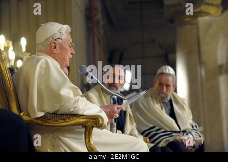 Le pape Benoît XVI a effectué sa première visite à la synagogue de Rome le 17 janvier 2010. Il y a un mois, il a irrité de nombreux Juifs en déplaçant son prédécesseur Pie XII, accusé d'inaction pendant l'Holocauste, plus loin sur la voie de la sainteté. Photo par ABACAPRESS.COM Banque D'Images