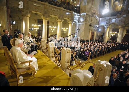 Le pape Benoît XVI a effectué sa première visite à la synagogue de Rome le 17 janvier 2010. Il y a un mois, il a irrité de nombreux Juifs en déplaçant son prédécesseur Pie XII, accusé d'inaction pendant l'Holocauste, plus loin sur la voie de la sainteté. Photo par ABACAPRESS.COM Banque D'Images