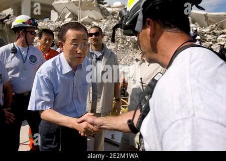 Le Secrétaire général Ban Ki-moon (à gauche) rencontre un des membres de l'équipe de recherche et de sauvetage urbains de la Virginia Task Force 2‰ sur le site du‰ quartier général dévasté de l'ONU à Port-au-Prince, en Haïti, le 17 janvier 2010. Les bureaux de l'ONU ont été laissés en ruines par un violent tremblement de terre qui a détruit une grande partie de la capitale haïtienne et a fait des milliers de morts. Photo de Marco Dormino/un via ABACAPRESS.COM (photo: Ban Ki-moon) Banque D'Images