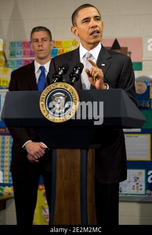 LE président AMÉRICAIN Barack Obama prononce un discours sur le programme « Race to the Top » à l'école élémentaire de Graham Road à Falls Church, va, États-Unis, le 19 janvier 2010. Le président annonce sa demande pour un montant supplémentaire de 1.35 milliards de dollars en 2011 pour le programme créé dans le cadre du projet de loi de relance économique signé l'an dernier. Il est accompagné du secrétaire à l'éducation Arne Duncan. Photo de Kristoffer Tripplaar/ABACAPRESS.COM (en photo : Barack Obama, Arne Duncan) Banque D'Images