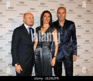 (G-D) Georges Kern, PDG d'IWC, avec l'ancien joueur de football français Zinedine Zidane et l'épouse Veronique à l'IWC Schaffhausen, dîner-réception privé au salon International de la haute Horlogerie à l'espace Secheron à Genève, Suisse, le 19 janvier 2010. L'événement de la CBI soutient le lancement de la nouvelle Collection portugaise avec un thème sur la navigation et les instruments de navigation. Photo de Loona/ABACAPRESS.COM Banque D'Images