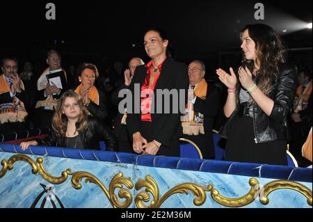 La princesse Stéphanie de Monaco et ses filles Camille Gottlieb et Pauline Ducruet assistent au 2e jour du 34e Festival International du Cirque à Monte Carlo, Monaco, le 15 janvier 2010. Photo de Monaco Palace/ABACAPRESS.COM Banque D'Images