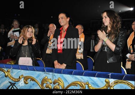 La princesse Stéphanie de Monaco et ses filles Camille Gottlieb et Pauline Ducruet assistent au 2e jour du 34e Festival International du Cirque à Monte Carlo, Monaco, le 15 janvier 2010. Photo de Monaco Palace/ABACAPRESS.COM Banque D'Images