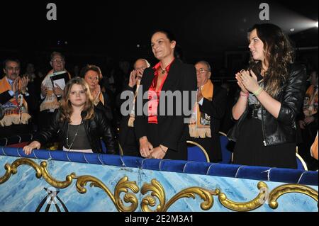 La princesse Stéphanie de Monaco et ses filles Camille Gottlieb et Pauline Ducruet assistent au 2e jour du 34e Festival International du Cirque à Monte Carlo, Monaco, le 15 janvier 2010. Photo de Monaco Palace/ABACAPRESS.COM Banque D'Images