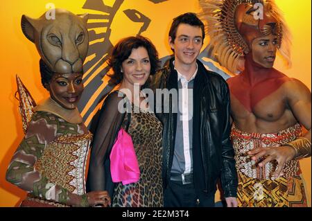 Elisabeth Bourgine et son fils Jules le Roi Lion célèbre le premier million de spectateurs au Théâtre Mogador de Paris, France, le 20 janvier 2010. Photo de Giancarlo Gorassini/ABACAPRESS.COM Banque D'Images