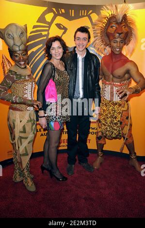 Elisabeth Bourgine et son fils Jules le Roi Lion célèbre le premier million de spectateurs au Théâtre Mogador de Paris, France, le 20 janvier 2010. Photo de Giancarlo Gorassini/ABACAPRESS.COM Banque D'Images