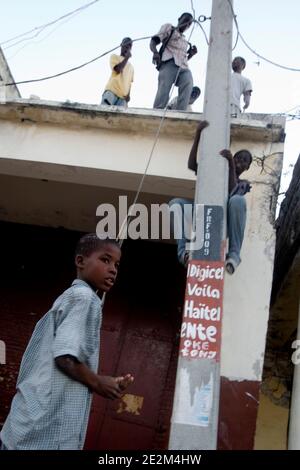 Les enfants descendent du toit d'un magasin effondré du centre-ville de Port-au-Prince Haïti le 21 janvier 2010. Photo par Marco Dormino/un via ABACAPRESS.COM Banque D'Images