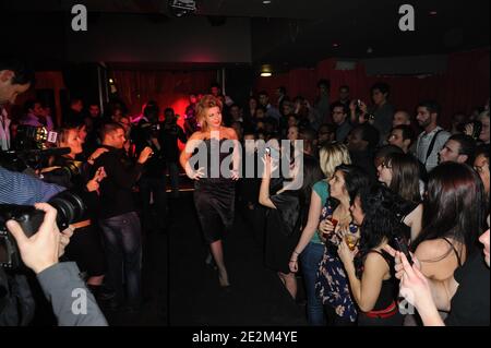 La première collection de 'bustiers' de Cindy, appelée 'Cindy Lopes de Lisa Valente', à la discothèque 'six Seven' à Paris, en France, le 21 janvier 2010. Photo par Ammar Abd Rabbo/ABACAPRESS.COM Banque D'Images