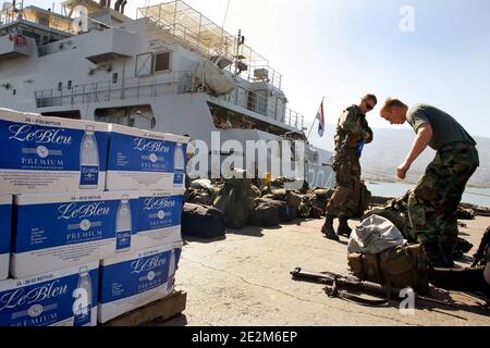 Un navire hollandais transportant 77 soldats et fournitures néerlandais de Curaçao déchargeant au port industriel du centre-ville de Port-au-Prince, en Haïti, le 21 janvier 2010. Photo de Sophia Paris/un via ABACAPRESS.COM Banque D'Images