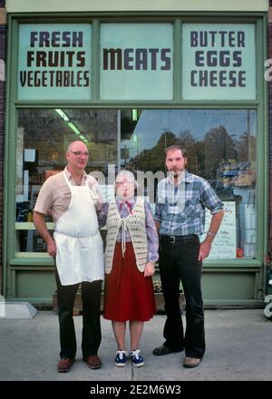 ANNÉES 1970 ANNÉES 1980 3 GÉNÉRATION FAMILLE PROPRIÉTAIRES DE PETITES ENTREPRISES DEBOUT AVANT LA FENÊTRE DE LEUR MAGASIN D'ÉPICERIE OFFRE DES ŒUFS DE VIANDE DE LAIT - 029711 TEU001 HARS MOM INTÉRIEUR NOSTALGIQUE PAIRE COMMUNAUTÉ SUBURBAINE URBAINE COULEUR MÈRES AÎNÉS GRAND-MÈRE VIEUX TEMPS FUTUR NOSTALGIE VIEILLE MODE 1 SÉCURITÉ JUVÉNILE ÉQUILIBRE JEUNE ADULTE TRAVAIL D'ÉQUIPE ENFANTS GRANDS-PARENTS FAMILLES STYLE DE VIE SATISFACTION CÉLÉBRATION AÎNÉS FEMMES GRAND-PARENT ESPACE DE COPIE PLEINE LONGUEUR DEMI-LONGUEUR DAMES PERSONNES MAGASINS INSPIRATION SOINS HOMMES CONFIANCE SENIOR ADULTE PÈRES D'ÂGE MOYEN HOMME D'ÂGE MOYEN CONTACT VISUEL FEMME SENIOR SUCCÈS Banque D'Images