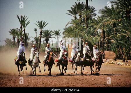 ANNÉES 1990 LA CHARGE DE FANTASIA DES GUERRIERS BERBÈRES MONTÉS À CHEVAL MARRAKECH MAROC - 107585 KRU001 HARS AVENTURE ARABE ARTISTE GUERRIER COURAGE LA TRADITION DES CAVALIERS LES OCCUPATIONS DE TIR DES ENTERTAINER TUNISIE LES CÉLÉBRATIONS DES ACTEURS ONT ÉTABLI FUSILS RACES BARB FESTIVALS MALI MOUSQUETS MUZZLELOADING ALGÉRIE DIFFICULTÉ AMUSEURS ARMES À FEU ÉQUITATION LIBYE MAMMIFÈRE MARRAKECH ART MARTIAL MAURITANIE MONTÉ LES ARTISTES NIGÉRIENS SE CHARGENT SIMULTANÉMENT DE LA CAVALERIE BERBÈRE ARABE PENDANT L'EXPOSITION MAROC AFRIQUE DU NORD À L'ANCIENNE Banque D'Images