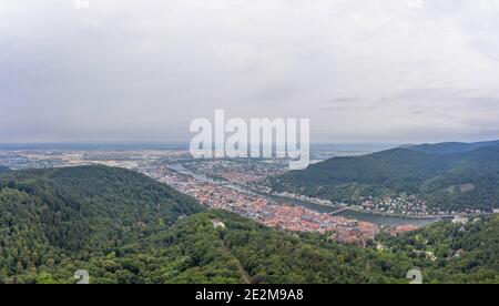 Tir de drone aérien de Heidelberg depuis la colline de Konigstuhl en surmoulé matin d'été Banque D'Images