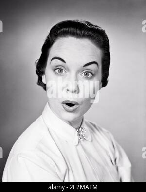 FEMME BRUNETTE DES ANNÉES 1950 AUX YEUX LARGES ET HAUTS SOURCILS VOÛTÉS BOUCHE OUVERTE UNE EXPRESSION FACIALE SURPRISE EN REGARDANT LA CAMÉRA - G3255 HAR001 HARS CONTACT OCULAIRE BRUNETTE WONDER BUG-EYED AWE TÊTE ET LES ÉPAULES DE LA DÉCOUVERTE EXCITATION ARCHAED L'INCRÉDULITÉ ÉTRIQUÉ CONCEPTUEL ÉTONNER STUN GRAND-ŒIL ASTONISH ÉMOTION ÉTONNANTE ÉMOTION ÉMOTIONNELLE MOYENNE-ADULTE RÉACTION ALARMÉE NOIR ET L'ETHNIE BLANCHE CAUCASIENNE HAR001 ANCIEN MODE Banque D'Images