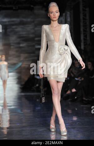 Un modèle porte une création dans le cadre du défilé de mode haute-Couture Printemps-été 2010 de Giorgio Armani à Paris, France, le 25 janvier 2010 . Photo de Nicolas Gouhier/ABACAPRESS.COM Banque D'Images