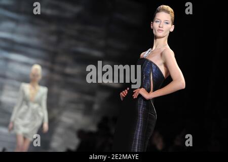 Un modèle porte une création dans le cadre du défilé de mode haute-Couture Printemps-été 2010 de Giorgio Armani à Paris, France, le 25 janvier 2010 . Photo de Nicolas Gouhier/ABACAPRESS.COM Banque D'Images