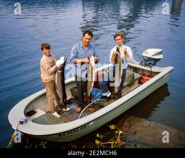 HOMME DES ANNÉES 60 PÈRE DEUX GARÇONS ADOLESCENTS FILS REGARDANT LA CAMÉRA DEBOUT DANS UN BATEAU À MOTEUR EXTÉRIEUR TENANT LE LOQUET DE TROIS GRAND POISSON - KA1604 LEF001 HARS FRÈRE OLD FASHION 1 JEUNE ATHLÈTE RELAXANT FILS JOIE CÉLÉBRATION FIERS FRÈRES COPIE RURALE ESPACE CAPTURE AMITIÉ PLEINE LONGUEUR PERSONNES HOMMES ATHLÉTIQUES FRÈRES ET SŒURS TRANSPORT PÈRES OBJECTIFS DE CONTACT D'OEIL PRETEEN GARÇON SUCCÈS ACTIVITÉ D'AMUSEMENT BONHEUR GRAND ANGLE AVENTURE HOBBY LOISIR INTÉRÊT DADS EXCITATION HOBBIES SAVOIR LOISIRS ACCOMPLISSEMENT PASSE-TEMPS FIERTÉ PLAISIR VERS LE HAUT FRÈRES MINEURS PRÉ-ADOLESCENCE DÉTENTE AMATEUR DE TOGETHNESS Banque D'Images