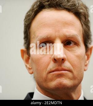 « le secrétaire au Trésor Timothy Geithner témoigne lors d'une audience sur les « facteurs affectant les efforts visant à limiter les paiements aux contreparties d'AIG » à Capitol Hill, à Washington, DC, le 27 janvier 2010. Photo de Olivier Douliery /ABACAPRESS.COM' Banque D'Images