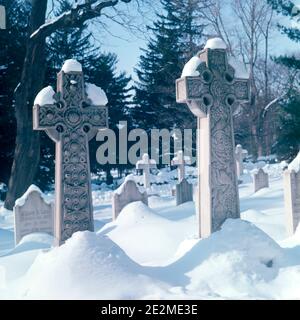 ANNÉES 1980 DEUX MARQUEURS CELTIQUES DE SÉPULTURE DANS UN CIMETIÈRE DANS LA NEIGE DE ST. DAVID'S RADNOR PA USA - KC4305 DAS001 HARS RADNOR TOGETHERNESS CIMETIÈRE TOMBSTONE TOMBE À L'ANCIENNE Banque D'Images