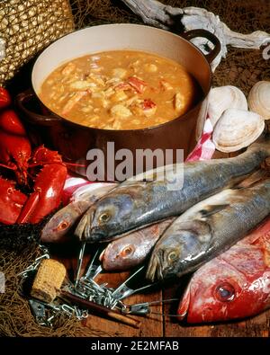 LE POT DE POISSON DES ANNÉES 1980 COMPREND DU HOMARD ET DES PALOURDES A CÔTÉ DE LA CORDE DE RÉSILLE DE DRIFTWOOD ET DES ACCESSOIRES DE TUYAUX COB DE MAÏS - FK17642 DAS001 FRUITS DE MER HARS Banque D'Images