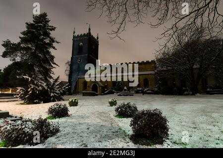 Église Sainte-Marie à Swillington sous une couverture de neige Banque D'Images