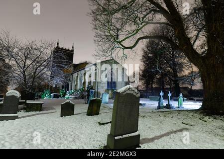 Église Sainte-Marie à Swillington sous une couverture de neige Banque D'Images